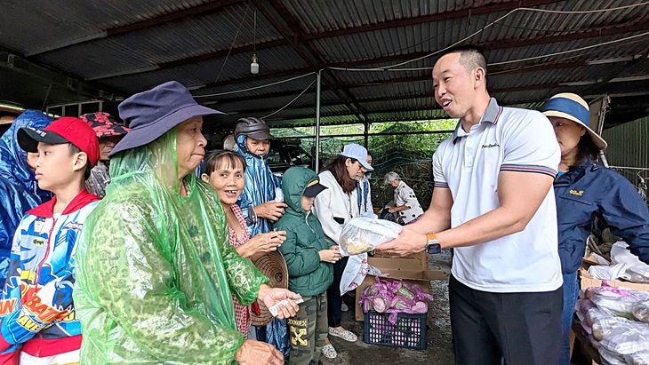 Bộ đội Tài 5 năm bán cơm 2.000 đồng cho người nghèo- Ảnh 1. Thượng úy Trương Văn Tài (cán bộ phòng hậu cần Bộ chỉ huy Quân sự tỉnh Thừa Thiên Huế) bán cơm từ thiện cho bà con nghèo - Ảnh: NHẬT LINH