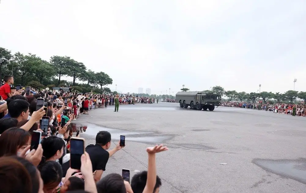 VIDEO buổi tổng hợp luyện đầu tiên: Người dân chờ kín phố - Ảnh 2.