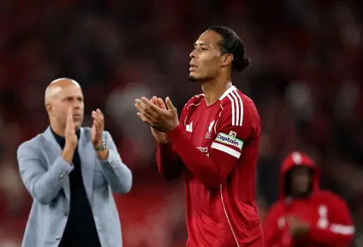 Virgil van Dijk gui thong diep toi Liverpool vu Marc Guehi.