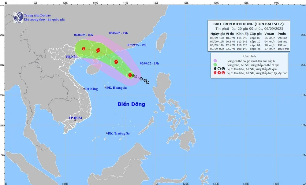 Vùng gần tâm bão mạnh cấp 8, giật cấp 10 - Ảnh 1.