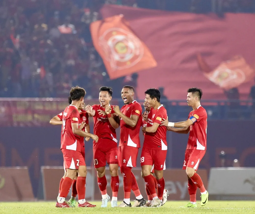 Bóng lăn trong tuần: Trái tim bóng đá Việt ở đâu? - Ảnh 1.