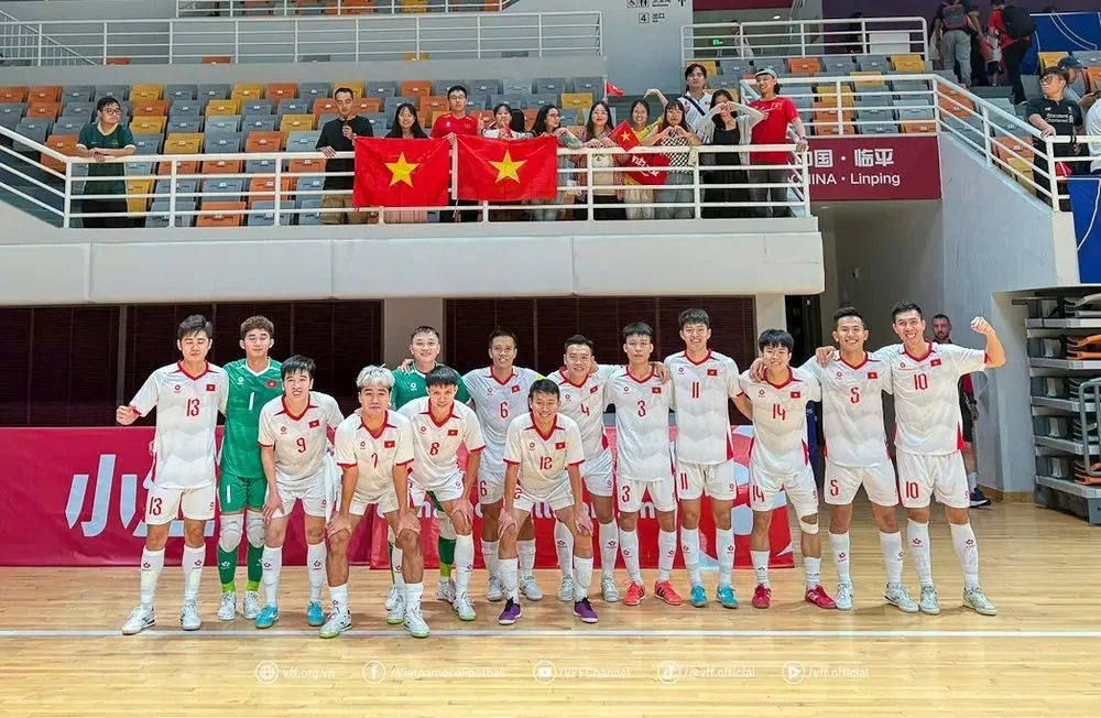 Đội tuyển Futsal Việt Nam nhận thưởng 'nóng', mang niềm vui chiến thắng về nước - Ảnh 1.