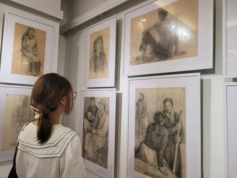 Dấu ấn 100 năm đào tạo Mỹ thuật Việt Nam qua Triển lãm “Hình họa và tượng tròn nghiên cứu" - Ảnh 1.