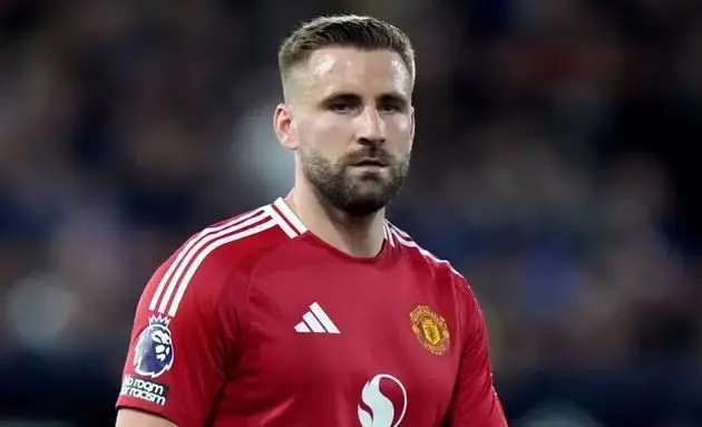 Luke Shaw roi san o phut 65 truoc Brighton.
