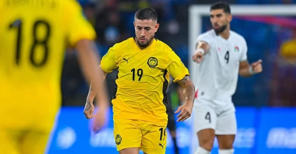 Cầu thủ nhập tịch của ĐT Malaysia bị FIFA phạt, đội bóng Nam Mỹ bất ngờ 'hưởng lợi' - Ảnh 1.