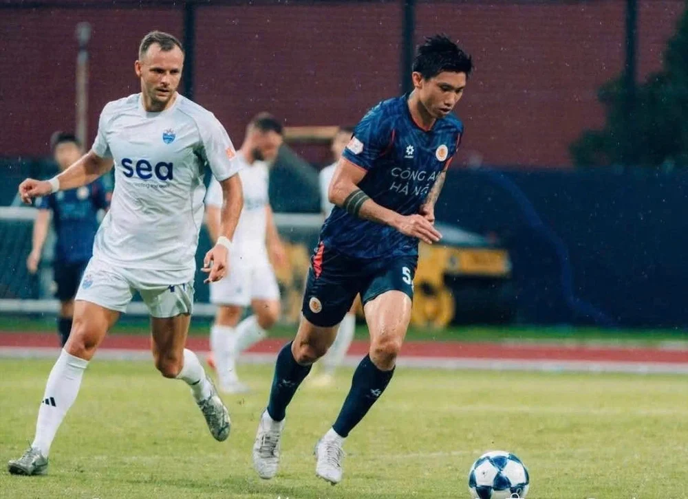 CLB CAHN báo tin "nóng", đăng ký Văn Hậu ở giai đoạn lượt về V-League 2025/26 - Ảnh 1.