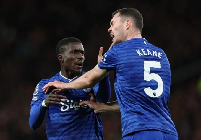 Idrissa Gueye đã khiến cả sân Goodison Park choáng váng khi tát thẳng vào mặt đồng đội Michael Keane trong trận Everton thắng MU 1-0 ở vòng 12 Ngoại hạng Anh