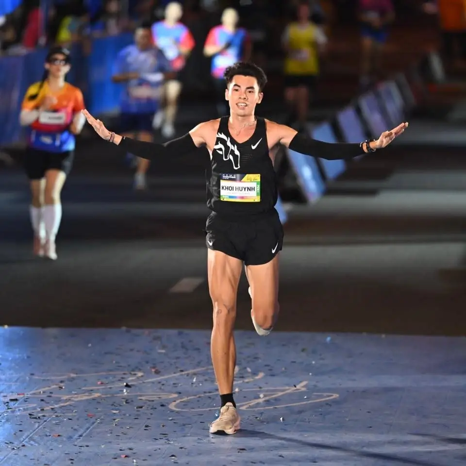 Huỳnh Anh Khôi lập kỷ lục cá nhân mới tại giải Halong Bay Heritage Marathon 2025 với thành tích 2 giờ 23 phút 34 giây. Ảnh: FBNV