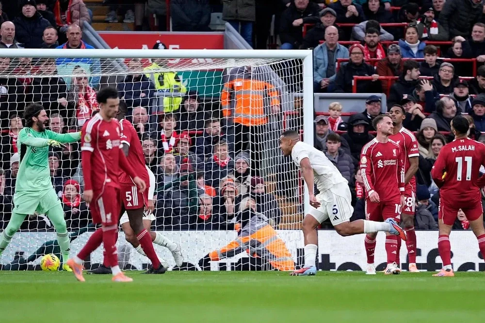 Arne Slot thừa nhận sự thật cay đắng về bản thân sau khi Liverpool thua đến 8/11 trận gần nhất - Ảnh 1.