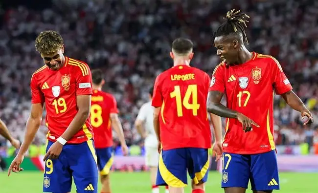 Nico Williams Tôi cứ như là bố của Lamine Yamal 1