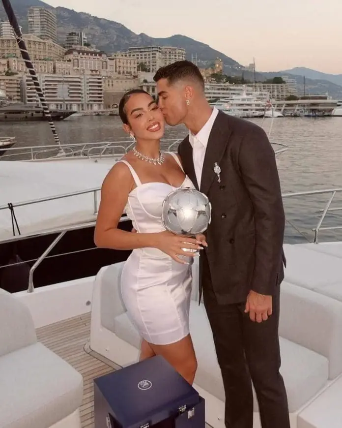 Cristiano Ronaldo chuẩn bị cưới - Ảnh 1.