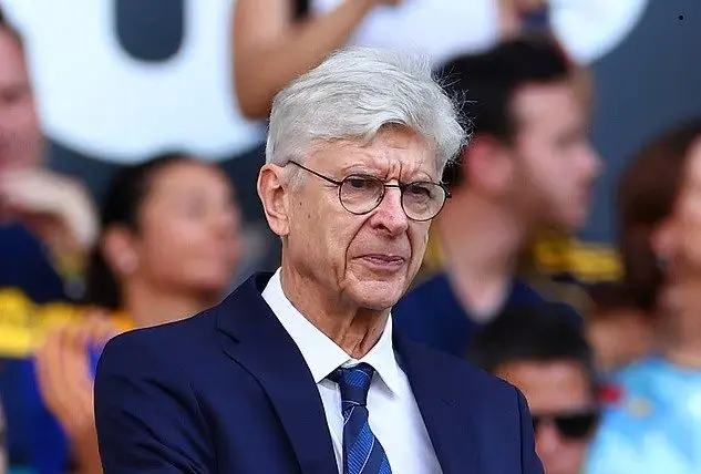 HLV Arsene Wenger nói tân binh 116 triệu đang phá nát tuyến giữa Liverpool, Slot lập tức phản pháo - Ảnh 1.