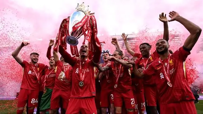 Liverpool vo dich Ngoai hang Anh mua giai 2024/25.