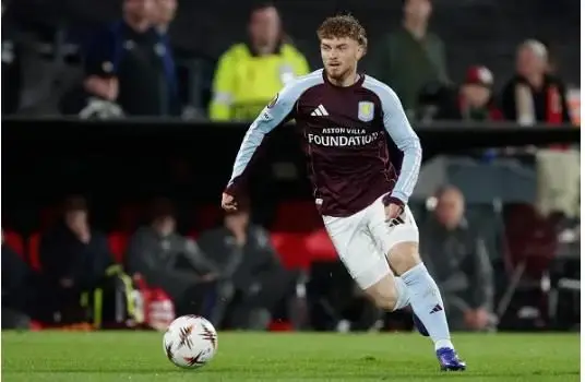 Harvey Elliott khong duoc trong dung o Aston Villa.