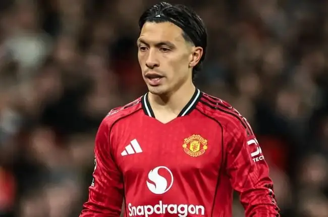 Lisandro Martinez deo bang doi truong cua MU o tran dau voi Newcastle.