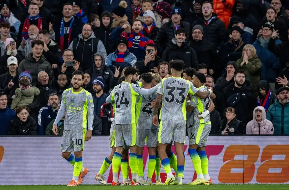 Cuộc đua vô địch Premier League: Bóng ma Man City rình rập Arsenal - Ảnh 1.