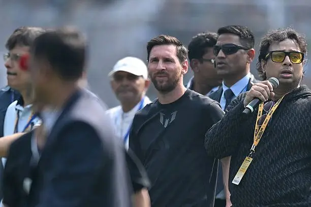 Messi có mặt tại Ấn Độ trong khuôn khổ một chuyến công du quy mô lớn, bao gồm việc tham dự các buổi hòa nhạc, giao lưu học viện bóng đá trẻ, giải padel, đồng thời ra mắt nhiều sáng kiến từ thiện tại các thành phố lớn như Kolkata, Hyderabad, Mumbai và New Delhi