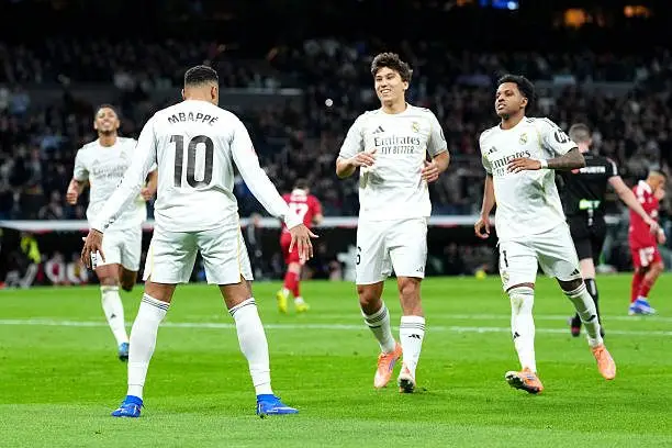 Rạng sáng 21/12, sân Bernabeu chứng kiến thêm một đêm thi đấu hiệu quả của Real Madrid khi đội bóng Hoàng gia giành chiến thắng 2-0 trước Sevilla ở vòng 17 La Liga.