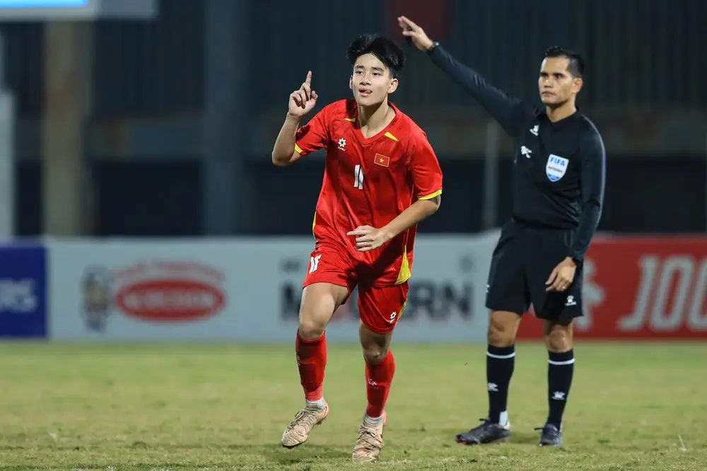 U17 Việt Nam thăng hoa với HLV Cristiano Roland - Ảnh 1.