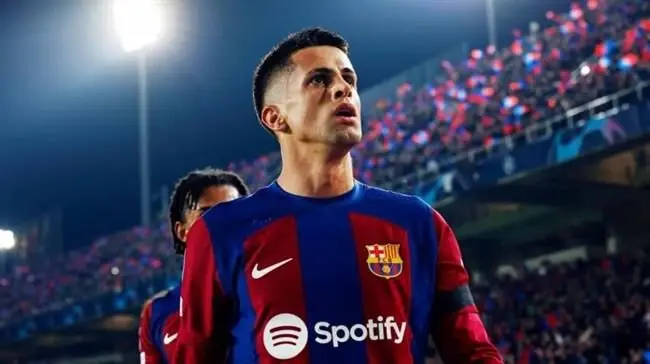 Joao Cancelo vuot qua kiem tra y te sap gia mat Barca.