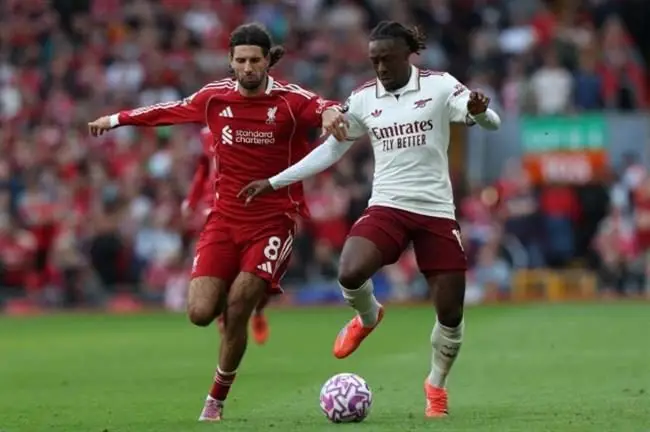 Liverpool lam khach tren san cua Arsenal o vong 21 Ngoai hang Anh 2025/26.