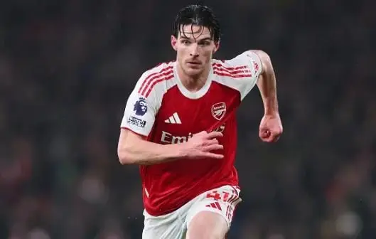 Robert Pires so sanh Declan Rice voi Thierry Henry va Patrick Vieira.