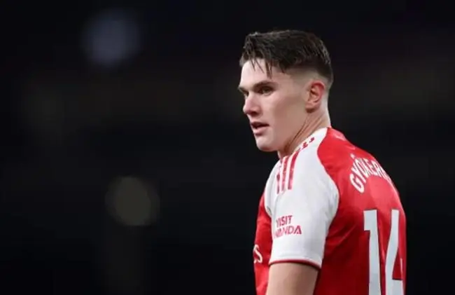 Mikel Arteta len tieng bao ve Viktor Gyokeres.