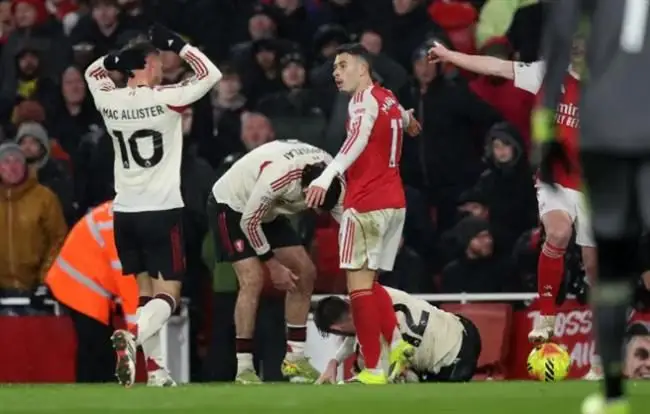 Huyen thoai Arsenal chi trich Gary Neville vi nham vao Gabriel Martinelli.
