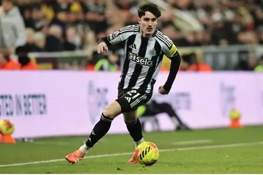 Arsenal gia nhap cuoc dua gianh Tino Livramento.