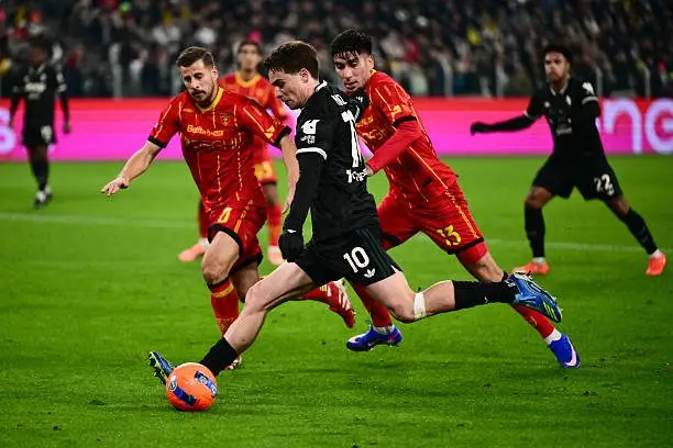 Juventus bị Lecce (áo đỏ) cầm hòa 1-1 ở vòng 18 Serie A