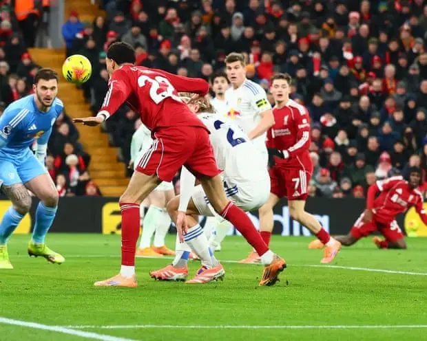 Ngoại hạng Anh vòng 19: Man City và Liverpool cùng mất điểm, Arsenal hưởng lợi - Ảnh 1.
