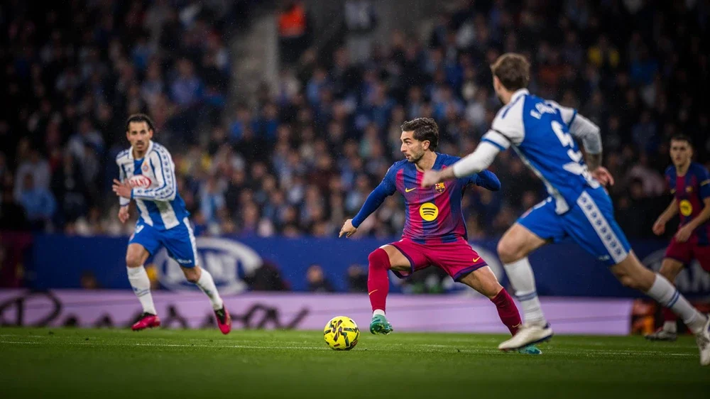 Chiến thắng 2-0 nhọc nhằn, Barcelona vững vàng ngôi đầu bảng - Ảnh 1.