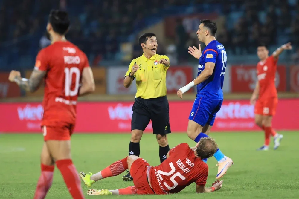 Thổi phạt đền sai, một trọng tài V-League bị đình chỉ - Ảnh 1.