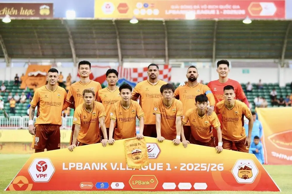 HAGL hiện đứng thứ 11 V-League với 22 điểm, chỉ hơn nhóm nguy hiểm khoảng cách không quá lớn