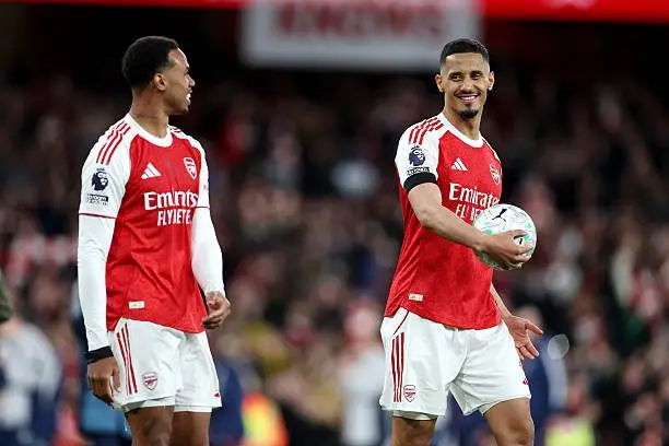 "Tôi nghĩ Arsenal đang sở hữu hai trung vệ hay nhất châu Âu vào thời điểm này", Keown chia sẻ với football.london.