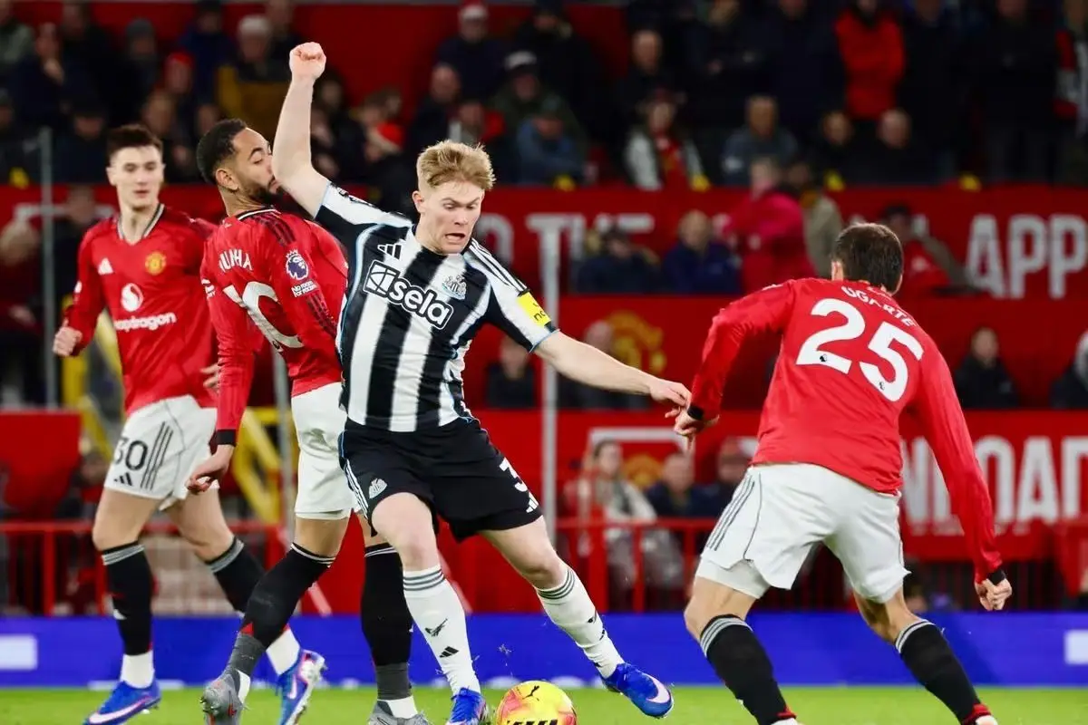 Lewis Hall nam trong tam ngam Man United